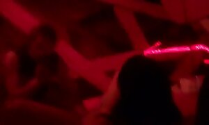 妻は、若い女の子を取り、この雌犬と三人組を性交するために彼女の夫を招待しました 女子 アナ えろ