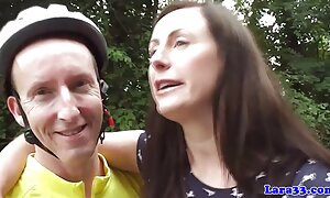 彼女の夫を待っているハンモックの上に横たわって妻は、 陸 部 えろ