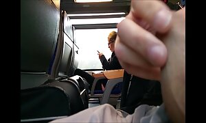 巨乳の成熟した雛を楽しんでセックスと強い若い男と彼のコック 女子 更衣 室 えろ