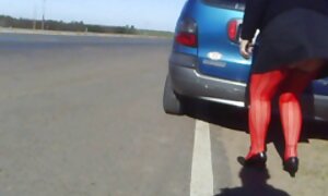 成熟した金髪は彼女の滑りに彼女の友人から巨大なディルドを取ります スポーツ 女子 えろ