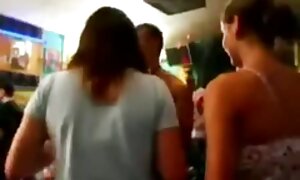 美しい若いスキニー女の子が彼女のL.とお尻ドーナツ良いソファに乗っている間 無料 エロ 女子 高生 動画