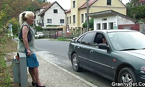 成熟した雌犬は、大人のおもちゃやphallusesから残忍なダブル浸透を取得します 女子 高生 巨乳 エロ