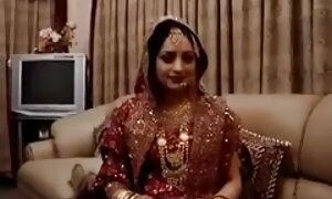 成熟した若い女性のお尻とお尻は、セックスマシンの添付ファイルからの残忍なマザーファッカーです 無料 エロ 女子 校生