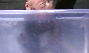 若い会社、楽しみとハロウィーンを祝う 女子 高生 えろ