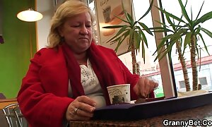 若いブルネットは、台所で脱衣し、おむつで幸せなpissing 学生 服 えろ