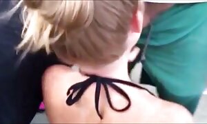 若いレズビアンと彼女の古い、より経験豊富な友人 えろ 動画 女子 校生