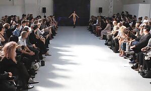 ディックの息子は若い彼女から大きなフェラチオを取得します ミニスカ 女子 高生 エロ 動画