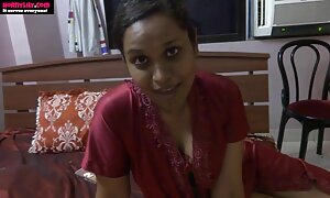 男は神経質に庭に出て歩いて、隣人の完全な光景で彼のガールフレンドをクソ猛烈な バレーボール えろ