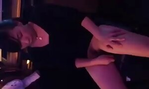 成熟したブロンドは、彼女の恋人の家をもたらし、彼と一緒に積極的にソファの上に妹 女子 小学生 えろ 漫画