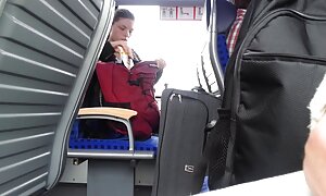 大きなお尻の成熟した女性の楽しみとともに彼女のお気に入り黒phallus エロ 動画 メガネ 女子