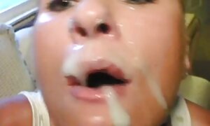 堕落した若い金髪fucks彼女の恋人のベッドにすべての穴 女 おなにー えろ