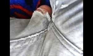 彼の手の中にカメラを持つ人は、彼の若いgf良いを犯しました エロ 女子 高生 巨乳