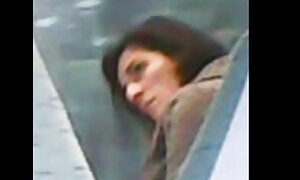 成熟した女性は、お尻に彼女の拳を置きます,彼女を所有し、このように彼女の妹を魅了しました 女子 バスケ えろ