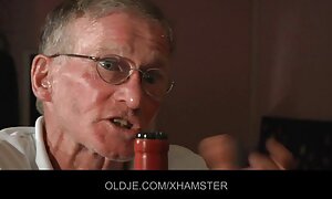 Squishyの商品とタイトなお尻の穴と馬に乗ってジャンプ エロ 女子 高生 巨乳