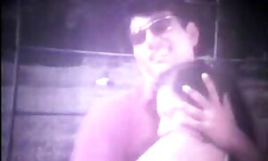 若い女の子は男のチンコをつかんで、このユニットで力とメインで遊ぶ えろ 漫画 女子 校