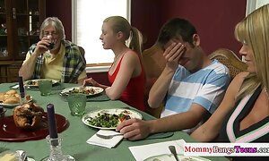 毛深い猫と成熟したラティーナは、お尻と口の中で犯されます 無料 えろ 動画 女子 高生