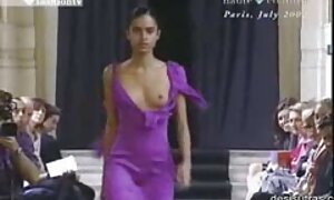 成熟したtitted雌犬は彼女のスカートを持ち上げ、彼女の猫の外にけいれん じょし こうせい の えろ どう が