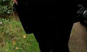 群衆から飲む準備ができている女性の若い黒 jk えろ アニメ